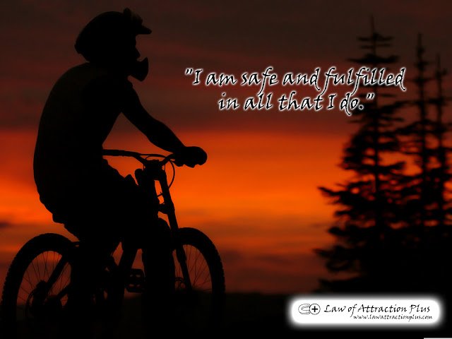 "I am safe and fulfilled in all that I do." (Wallpaper + Decree) Free Law of Attraction Wallpaper with Decree and Positive Affirmation