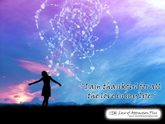 "I am thankful for all the love in my life." (Wallpaper + Decree) Free Law of Attraction Wallpaper with Decree and Positive Affirmation