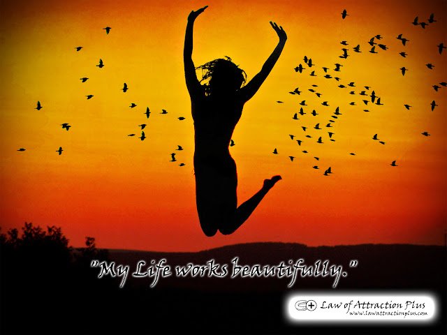 "My Life works beautifully." (Wallpaper + Decree) Free Law of Attraction Wallpaper with Decree and Positive Affirmation